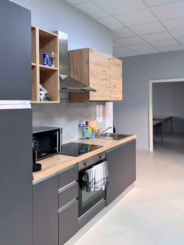 Cuisine étudiante avec four, micro-ondes et rangement