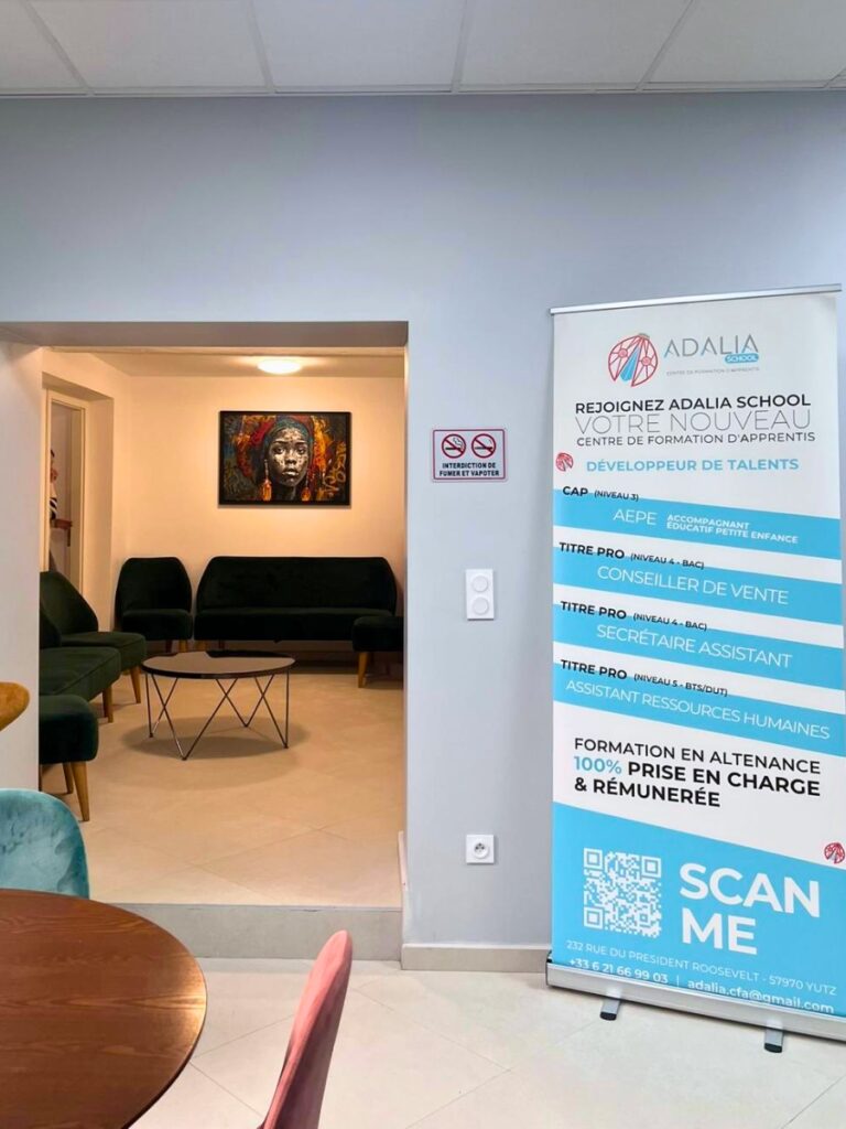 Accueil de l'école avec roll-up de présentation Adalia School