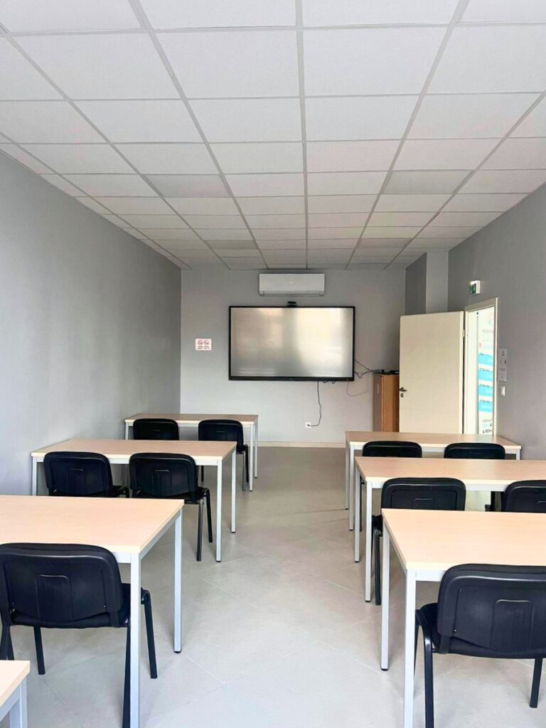 Petite salle de classe équipée d’un écran interactif chez Adalia