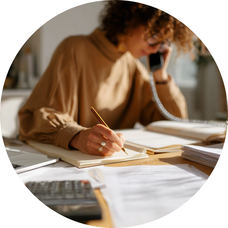 Secrétaire au travail à un bureau – formation Secrétariat Adalia