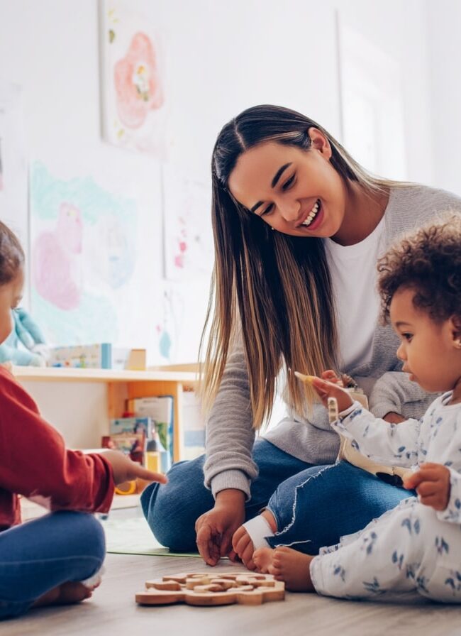 Professionnelle de la petite enfance animant une activité éducative avec des enfants