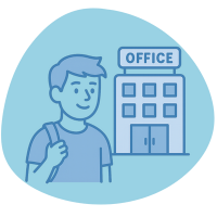 Expérience en entreprise – Adalia School Jeune alternant souriant devant un bâtiment d'entreprise, symbolisant l’expérience professionnelle concrète